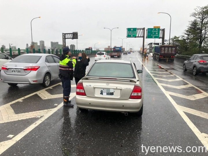 女子大雨中車拋錨快速公路 平鎮警推車解困境 S 50184581