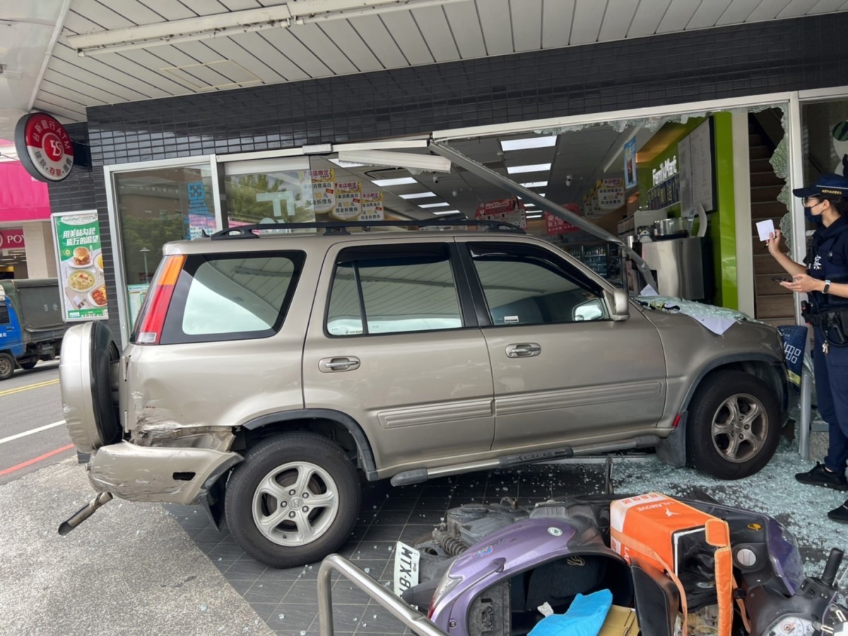 【有片】2車碰撞失控衝進超商 玻璃碎滿地 S 51404820