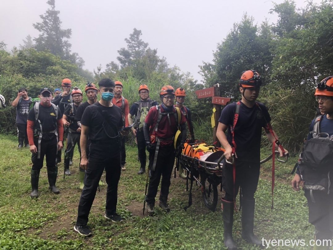 婦爬拉拉山墜15公尺深溪谷 桃園、新北消防合力救援 S 56033288
