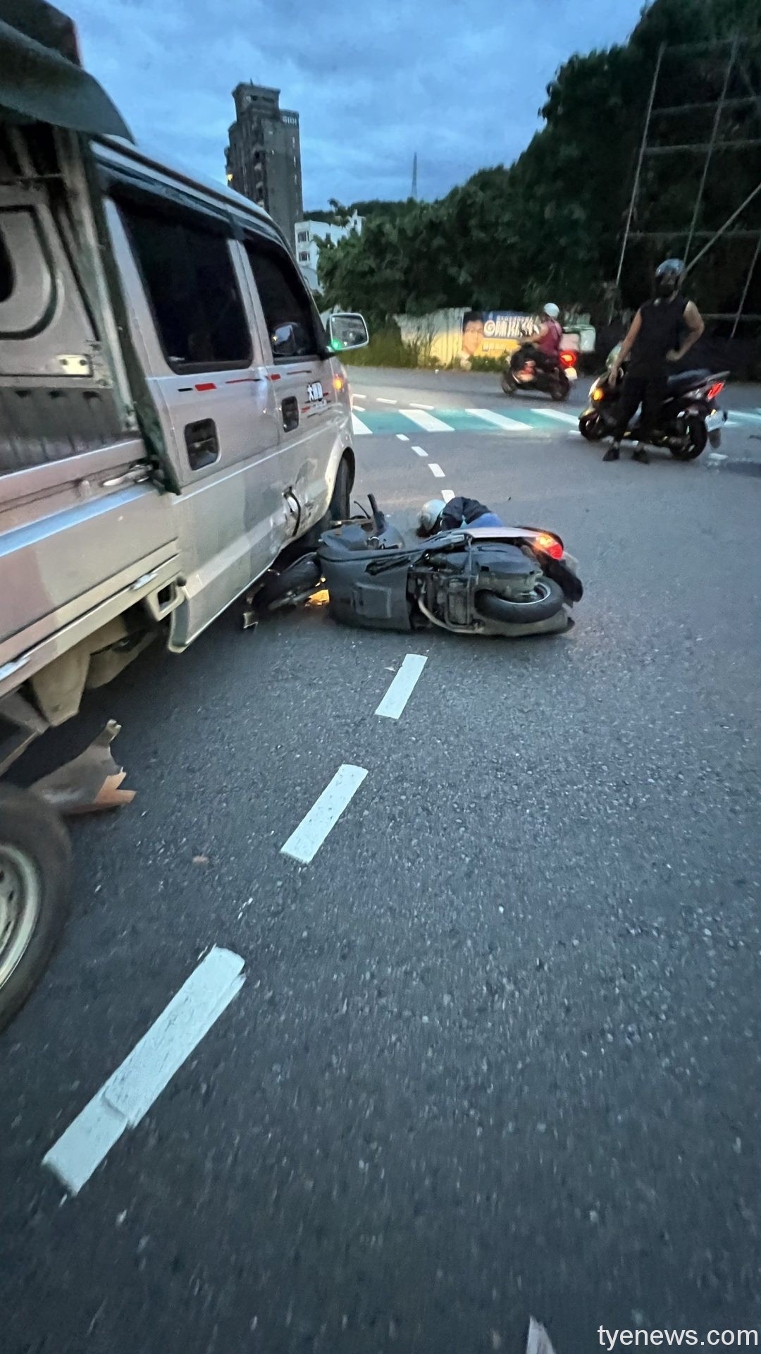 【有片】小貨車未禮讓直行車 妙齡女騎士擦撞倒地 S 5734519