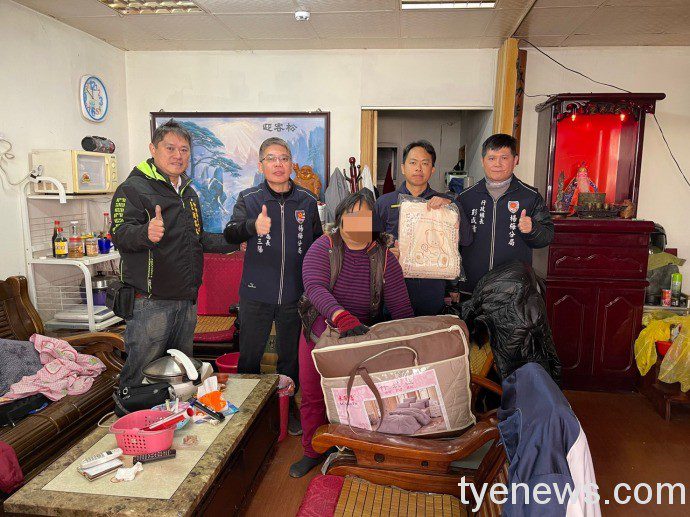 楊梅警、民寒冬送物資關懷弱勢 陪伴溫暖過春節