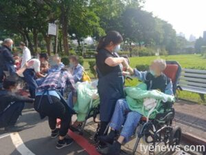 疫情下無奈禁止探視 長青園護理之家溫馨陪伴住民