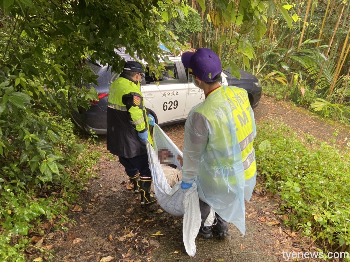 【有片】腹痛倒臥山區 警消被單當擔架抬下山 S 6086952