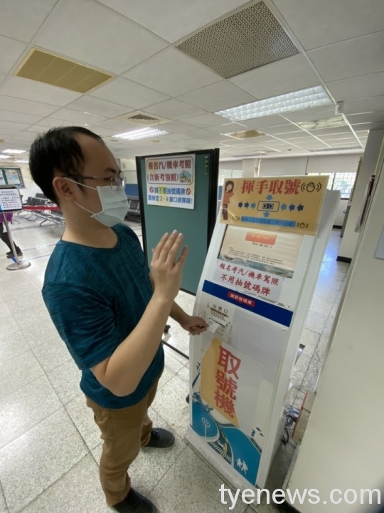 桃園監理站「揮手感應取號」讓民眾安心洽公 S 6250510 scaled 1