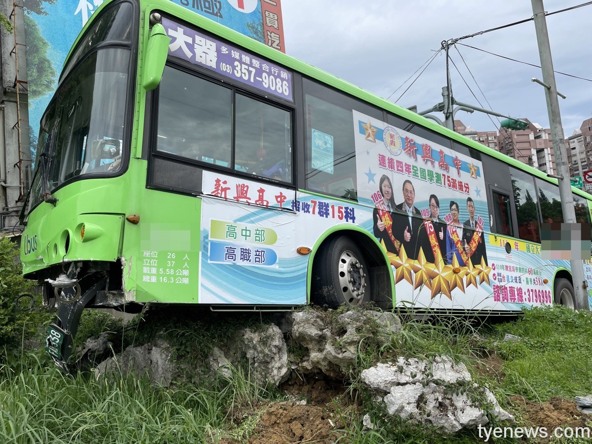 【有片】中壢公車失控暴衝家樂福 險與另台公車相撞 S 64389156 0
