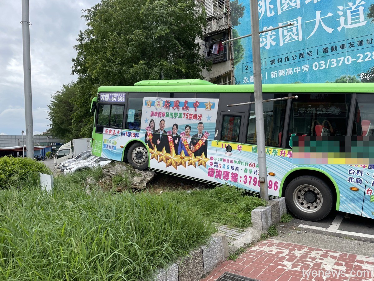 【有片】中壢公車失控暴衝家樂福 險與另台公車相撞 S 64389162