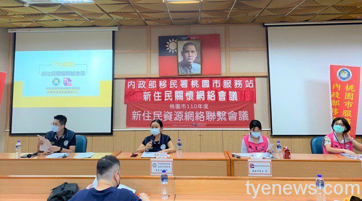 桃園市服務站主任黃英貴(左2)向參加會議網絡成員宣導振興五倍券。 桃園市服務站主任黃英貴(左2)向參加會議網絡成員宣導振興五倍券