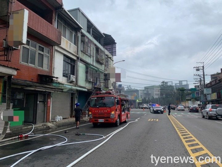 警消獲報後派出34名消防人員、12輛消防車前往灌救。圖:警方提供 警消獲報後派出34名消防人員、12輛消防車前往灌救。圖:警方提供