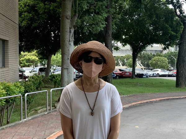 桃榮表示,民眾在戶外活動時戴太陽眼鏡、帽子,可防止過多的紫外線進入眼睛。圖:桃榮提供 桃榮表示,民眾在戶外活動時戴太陽眼鏡、帽子,可防止過多的紫外線進入眼睛。圖:桃榮提供