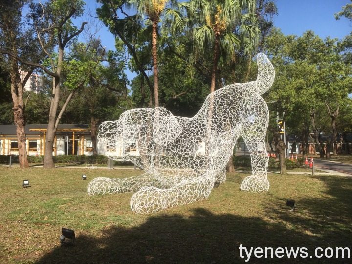 巨型浪犬雕塑活潑可愛 翻轉流浪動物悲情形象 S 6823948
