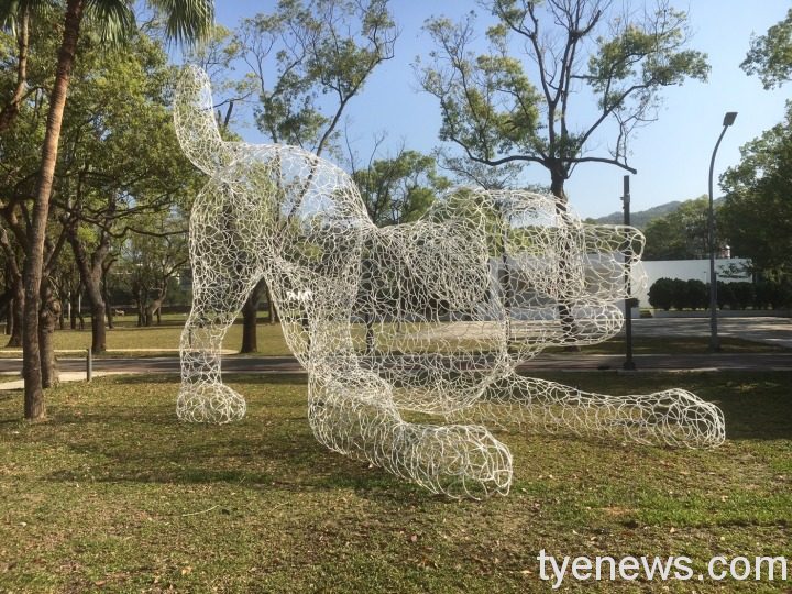 巨型浪犬雕塑活潑可愛 翻轉流浪動物悲情形象 S 6823949