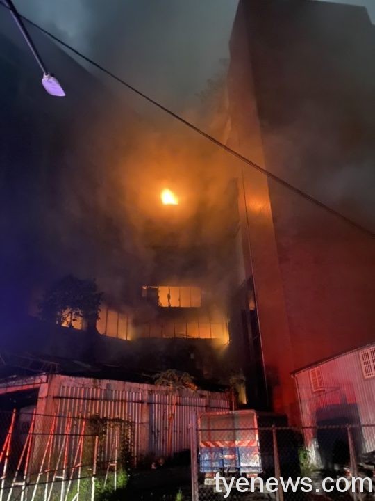 【有片】慘!高雄鹽埕區城中城火警 百戶居民陷入火海