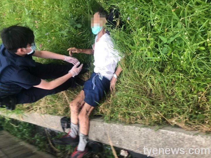老翁騎自行車摔落深1公尺水溝 中壢警緊急救援 S 7102680