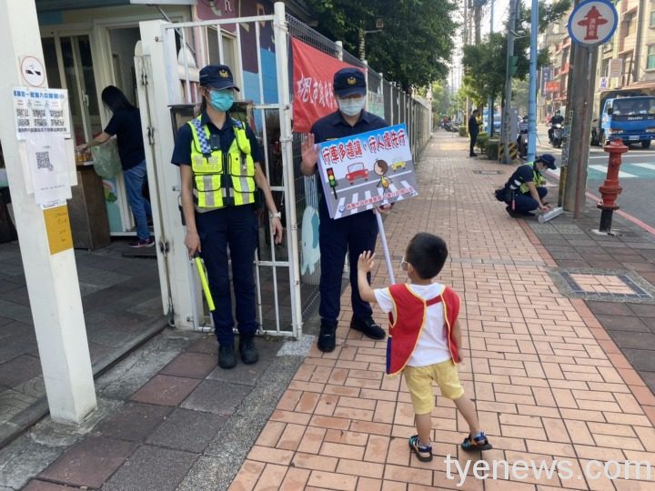 學生重返校園!中壢分局出動34警力、13義交 執行護童勤務 S 7340470