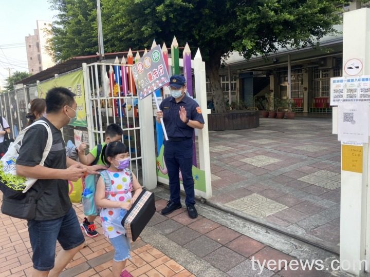 學生重返校園!中壢分局出動34警力、13義交 執行護童勤務 S 7340537