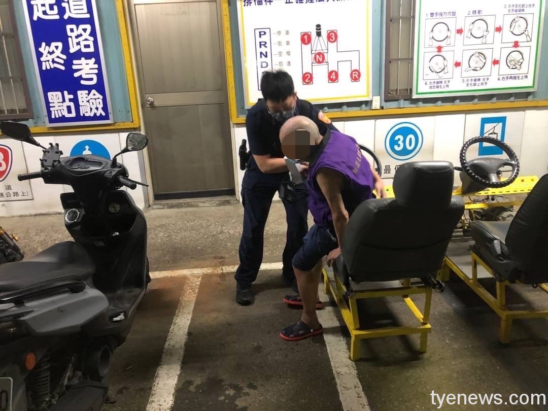 9旬重聽翁字跡顫抖 中壢警靠這招查身分 S 73990156