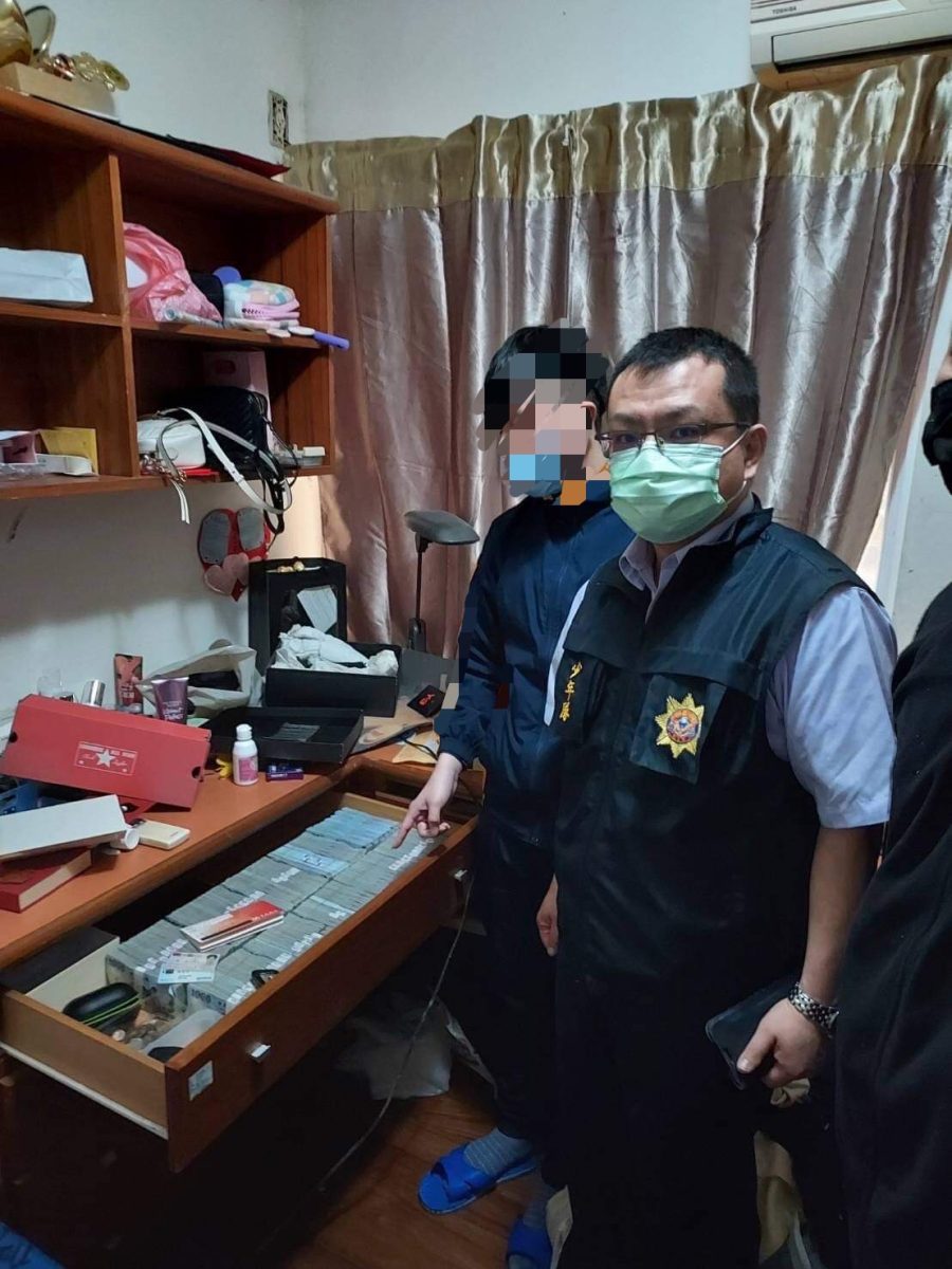 【有片】手捧大把鈔票抖音炫富 引少年隊注意查出非法博弈網站 S 75227188 scaled 1