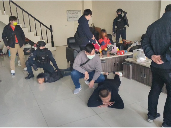 犯罪組織嚴重影響治安!警動員80人逮12嫌 起出槍械、毒品 S 8486939