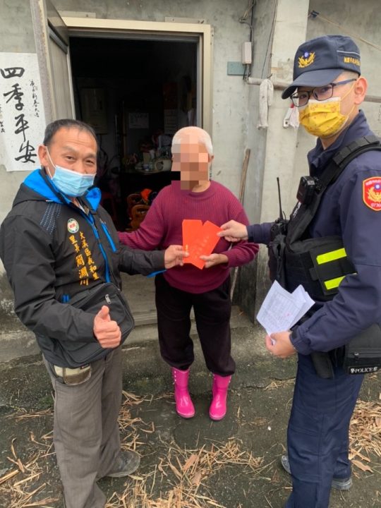 內柵派出所與寺廟聯合送暖 贈紅包助弱勢家庭好過年 S 8634426 scaled 1