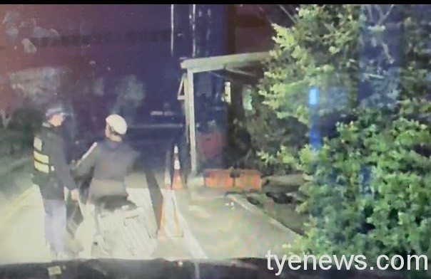 醉男騎車摔水溝 大溪警上銬逮捕 S 8667315