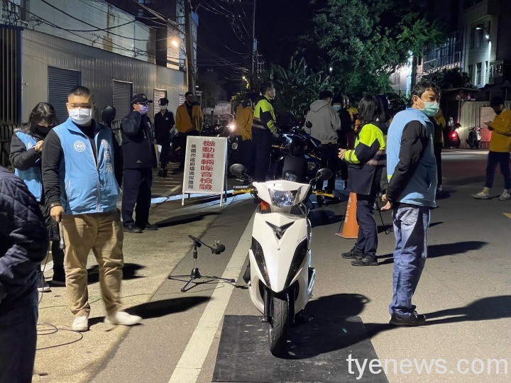 楊梅警攜手環保局稽查噪音車輛 現場開罰26位車主 S 893039