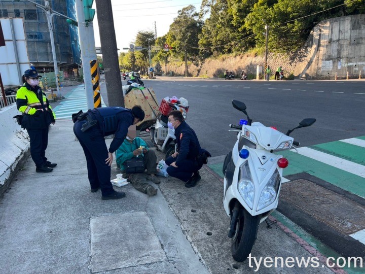 阿伯太餓無力摔車跌路上 警員衝超商買便當 S 917597