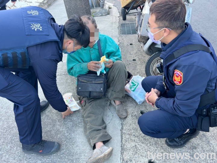 阿伯太餓無力摔車跌路上 警員衝超商買便當 S 917602