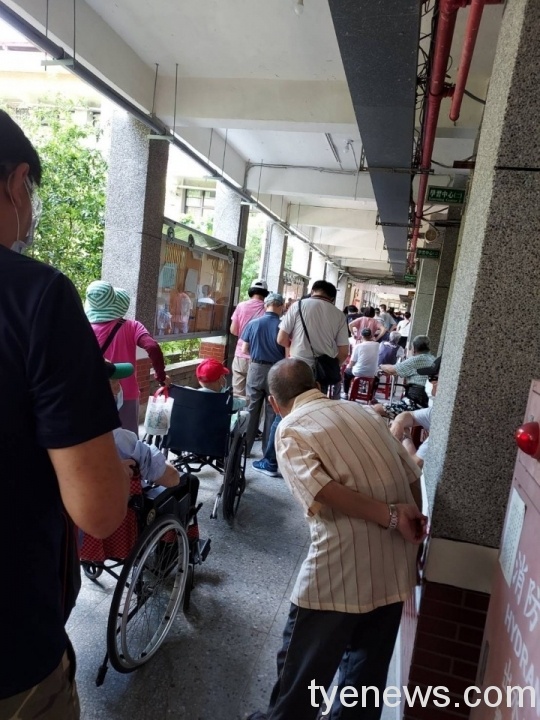 【有片】桃市長者施打疫苗人山人海 國民黨團批市府頭殼壞掉 S 95150111 scaled 1