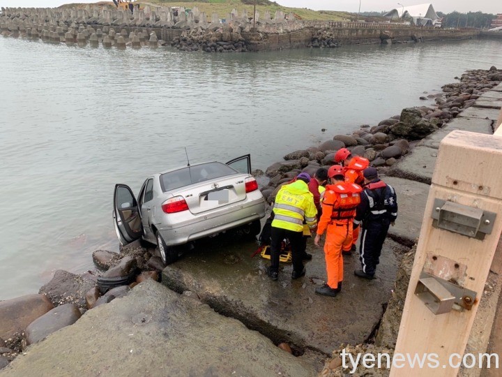 【有片】剎車誤當油門踩?7旬翁卡永安漁港消波塊險衝海裡 S 966676