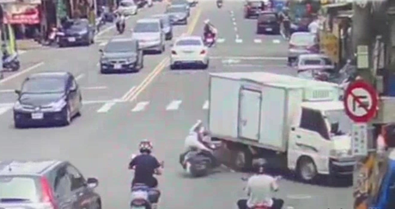 【有片】愛犬車禍壓車下卻要保持原狀?他氣炸:社會病了 SnapShot e1654427785582