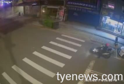【有片】中壢男深夜街頭狂噴滅火器 里長不追究賠償 SnapShot18 1