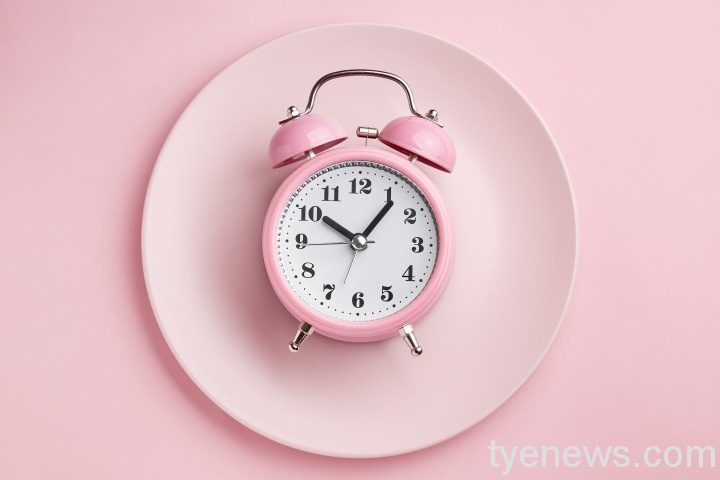 讓身體自行燃燒脂肪 168斷食法襲捲全台 alarm clock empty pink plate concept intermittent fasting lunchtime diet weight loss 1