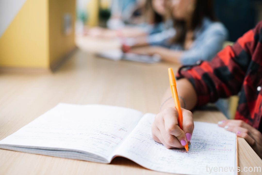 桃園學生自主設計另類暑假作業 考英檢、學樂器都算數 anonymous student taking notes