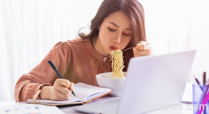 靠168斷食法 疫情解封後來個華麗登場! asian businesswoman has eat noodles while working
