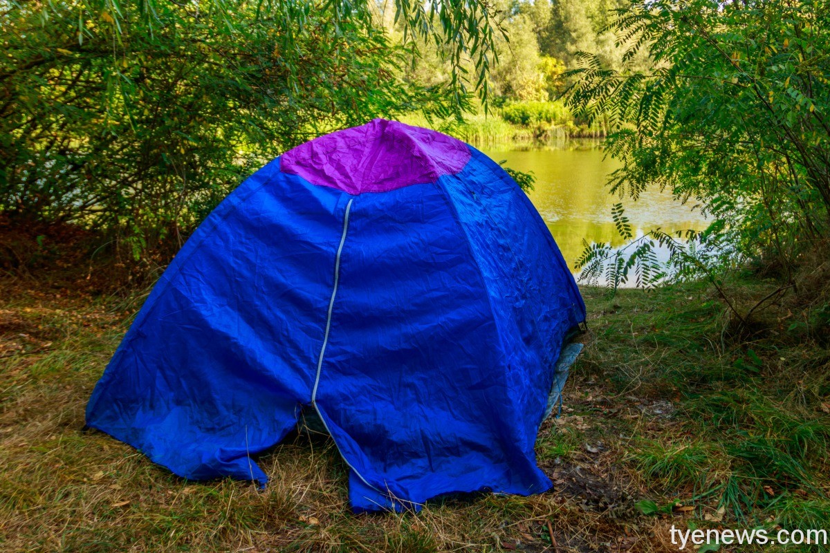 蘆竹移工搭帳棚「一人一室」隔離惹議 業者:是自願非強迫 blue camping tent forest near river