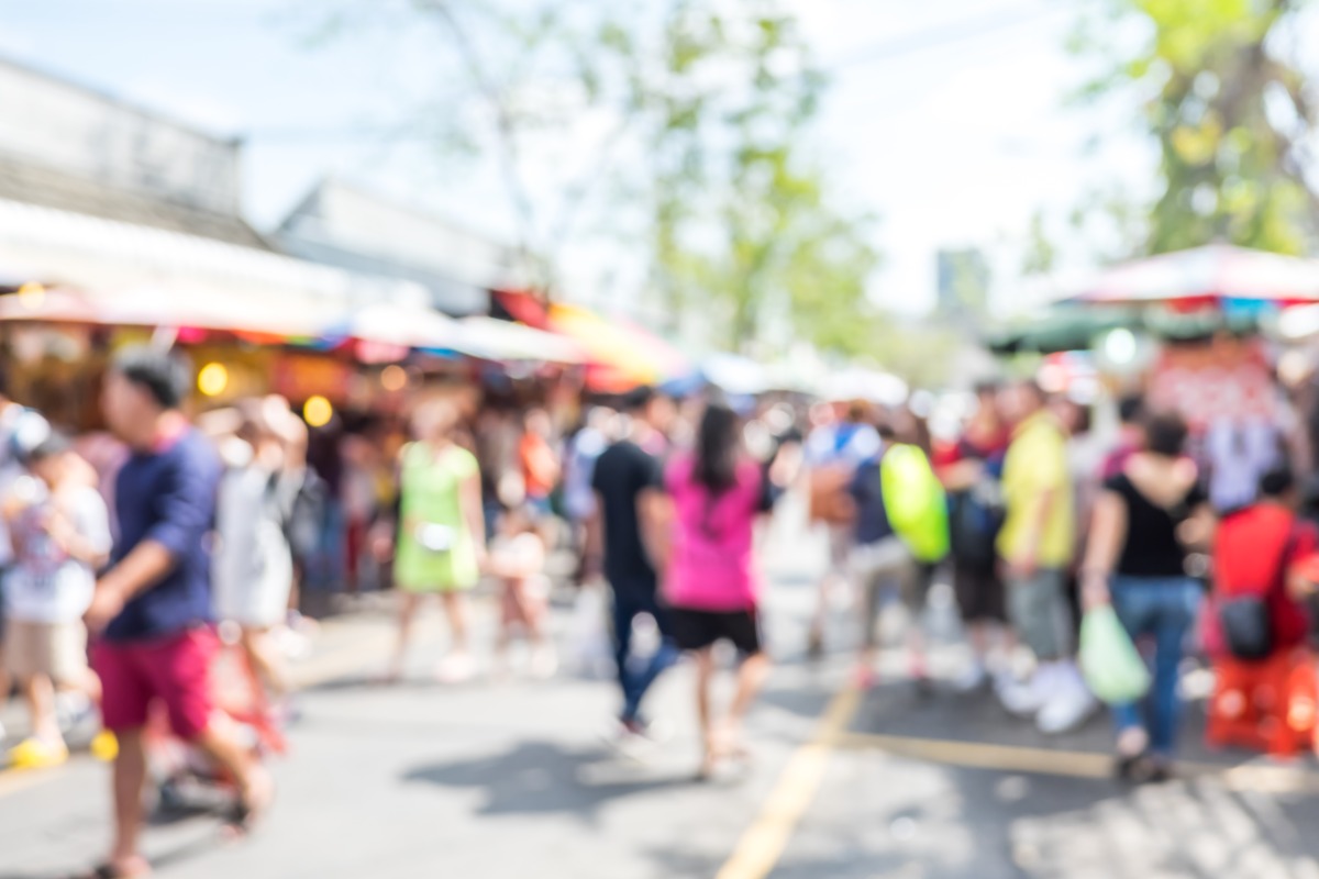 桃園市集振興系列活動開跑 邀您一同迺夜市、拿買菜金 blurred background people shopping market fair sunny day blur background with bokeh