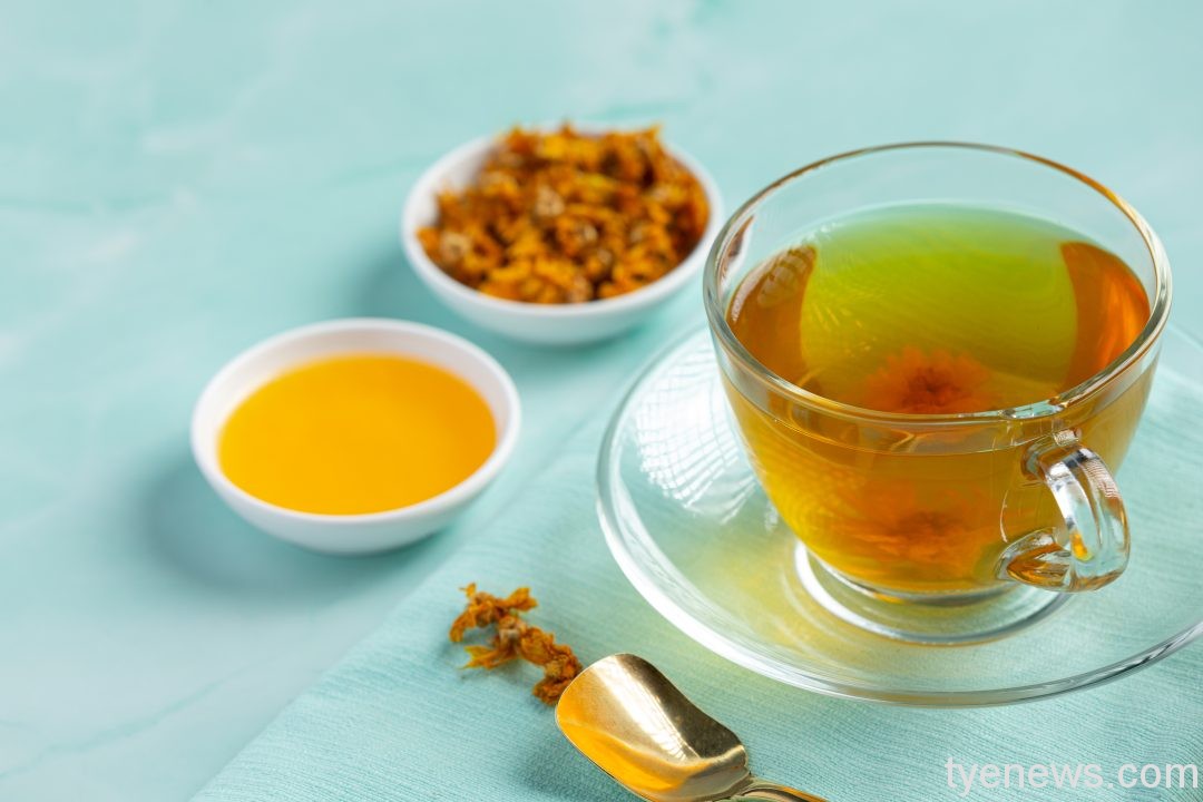 夏天喝菊花茶降火氣 「加這味」減輕腸胃負擔 chrysanthemum flower tea table