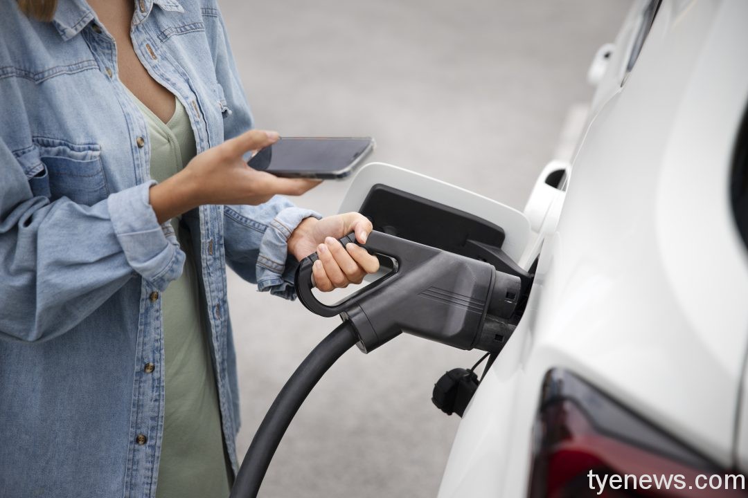 經濟部鬆綁加油站面積限制 目標增設電動車充電樁667槍 close up electric car charging