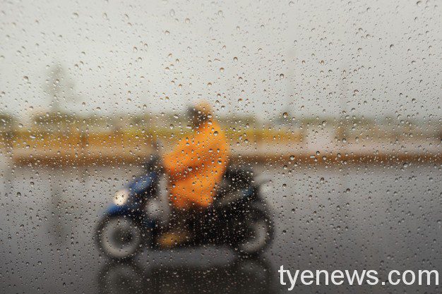 強烈大陸冷氣團襲台!騎車應做好禦寒防護措施 couple with raincoat motorbike during hard rainfall selective focus very shallow depth field composition 154224 702