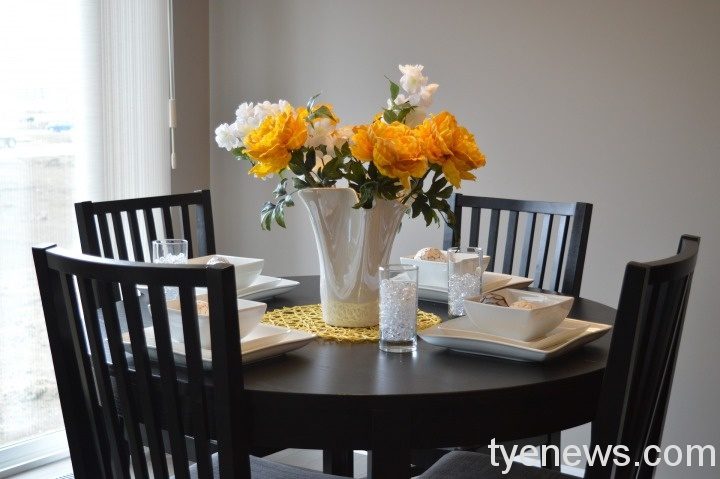 dining-table-1348717_1920