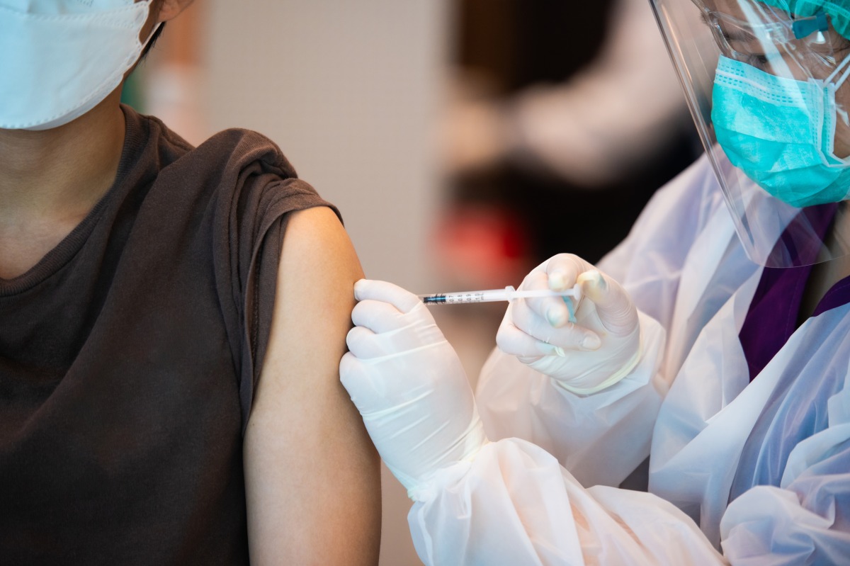 健保TOCC增列新冠疫苗施打記錄 不包含境外接種 doctor is vaccinating against covid 19 people build group immune system