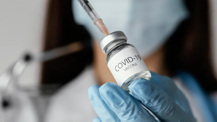 網售「偽造三劑小黃卡」陳宗彥:勿以身試法 doctor preparing covid 19 vaccine 23 2148920203 scaled 1