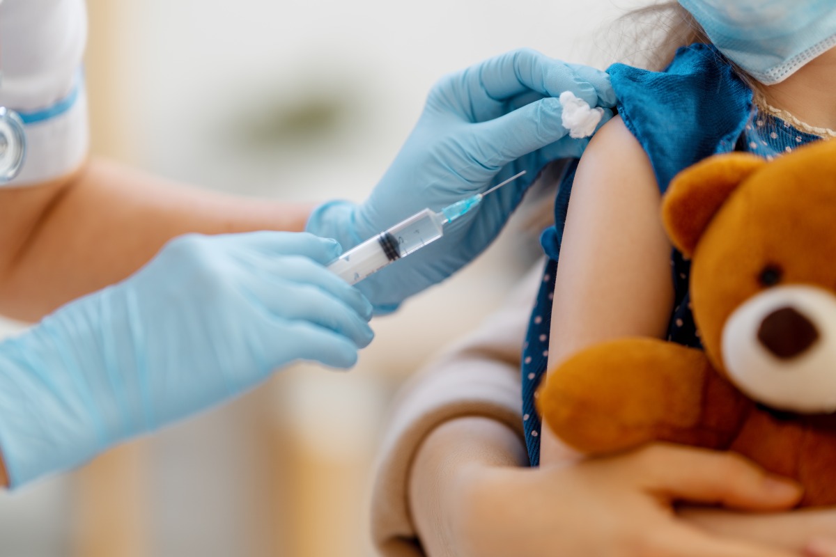 取消掛號費上限恐讓荷包失血?衛福部、醫師公會這麼說 doctor vaccinating child hospital