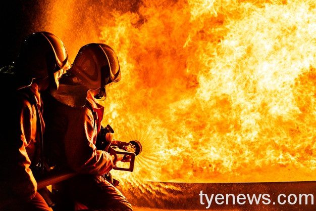 桃市「住宅用火災警報器」免費申請 民眾可洽詢各消防分隊 firefighters spraying down flame night 63253 8259