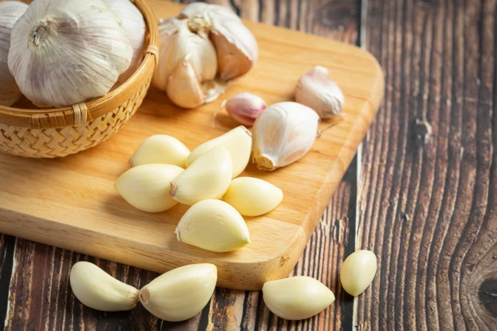 這3種食物要多吃!幫你增強免疫力 fresh raw garlic ready cook 1150 42637 scaled 1