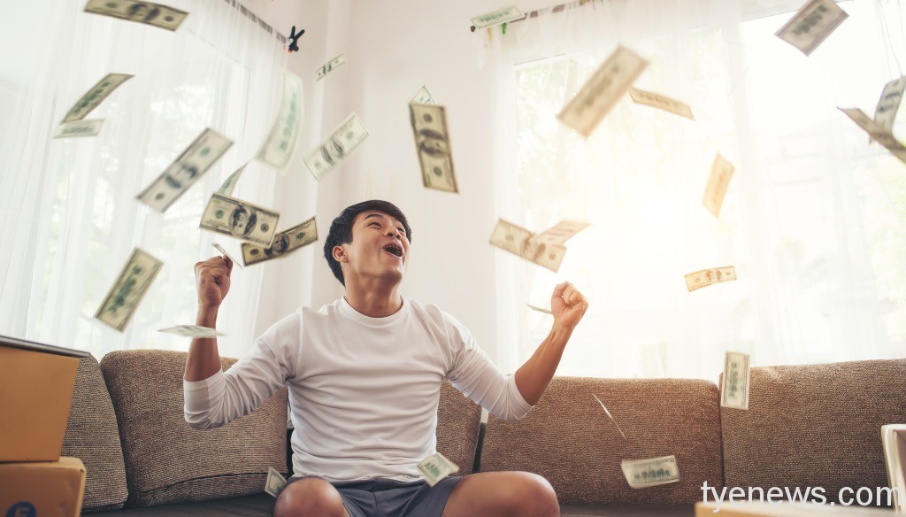 幸運兒是你?桃市7-11開出百萬雲端發票 happy man with cash dollars flying home office rich from business online concept