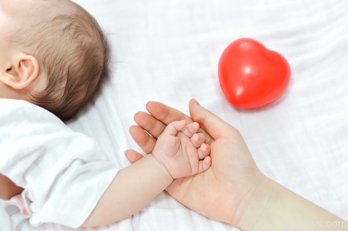 全台哺乳室獲9成滿意度 媽咪最愛百貨公司 holding hands