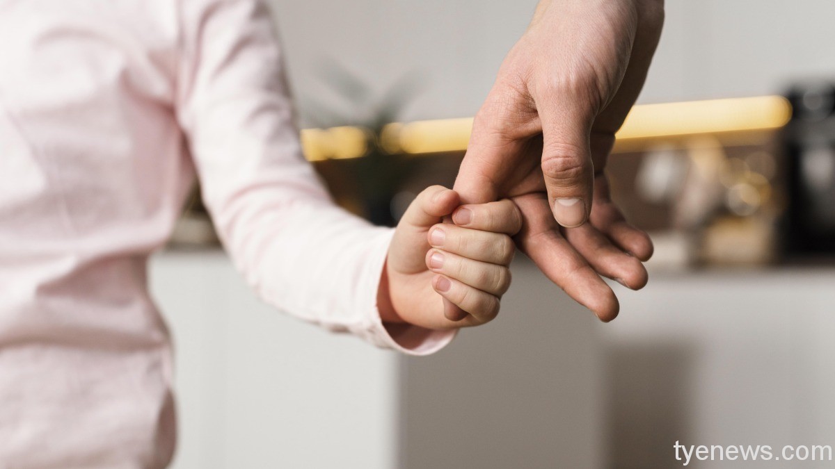 學童遠距教學 家長請防疫照顧假不扣薪 little girl holding hands with father