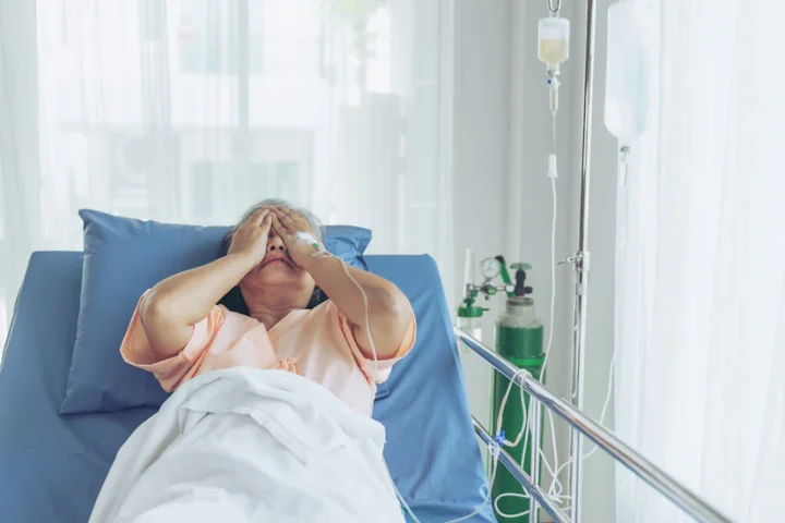 咳嗽不止要小心 樂生醫師:恐是亞急性甲狀腺炎惹禍 lonely elderly patients hospital bed patients want go home medical healthcare concept 1150 21691 scaled 1