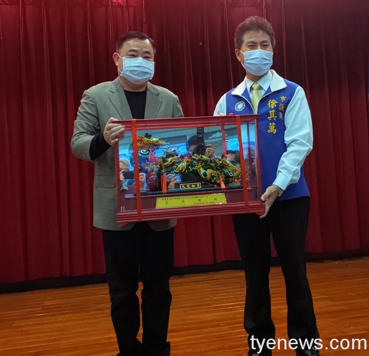 messageImage_1644216286419 邱議長(左)致贈紀念品給新任總召徐其萬。圖:國民黨團提供